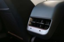 特斯拉的美国制造的Model 3车辆现在配备了无线充电和USB-C端口