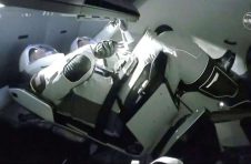 NASA宇航员向国际空间站介绍他们历史性的SpaceX旅程