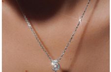 香奈儿以白K金与钻石打造高级珠宝N°5系列，庆祝5号香水问世100周年