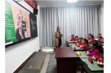 爱乐奇公益项目 | 真人双师课在四川泸定桥小学开课了！